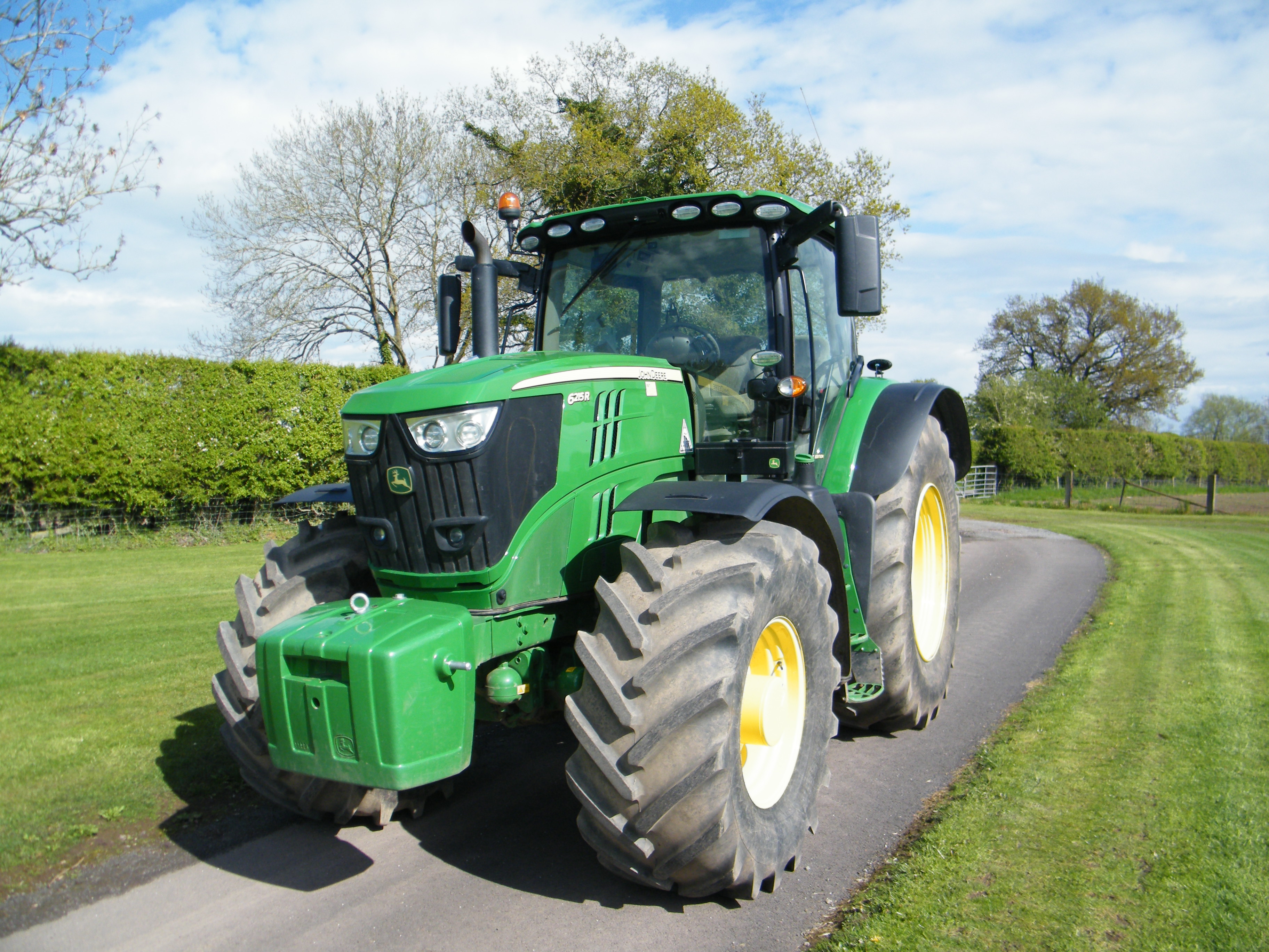 JOHN DEERE 6215R